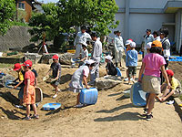 子供たちが頑張って土入れをしました。